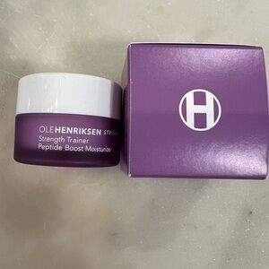 Ole Henriksen Strength Trainer Peptide Boost Moisturizer - Purple and White